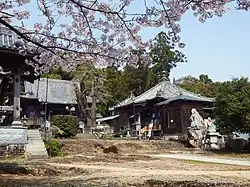 本堂(左)と大師堂(右)