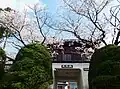 中門の二階は愛染堂