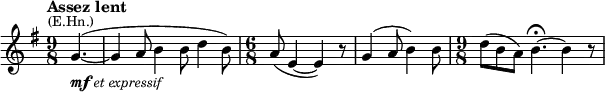 \relative c'' {\time 9/8 \key g \major \set Score.tempoHideNote = ##t \tempo "Assez lent" 4. = 60 \partial 4. g4.(^\markup{\center-align \smaller {(E.Hn.)}}_\markup{\smaller \dynamic mf \italic \smaller {et expressif}} ~ g4 a8 b4 b8 d4 b8) \time 6/8 a8( e4 ~ e4) r8 g4( a8 b4) b8 \time 9/8 d( b a) b4.\fermata ~ b4 r8 }