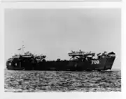 LCVP 6隻を搭載できるようダビットを増設した状態
