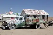 レナード・ナイトが寝起きをしていたピックアップトラックと荷台に設けられた「小屋」。